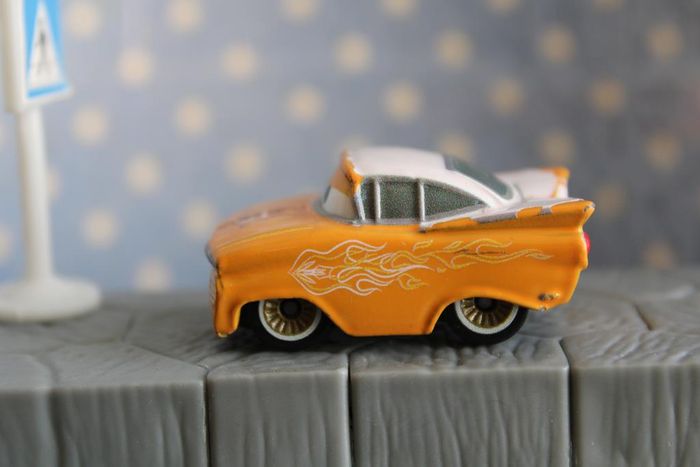Disney pixar cars mini racer Ramone first version - photo numéro 2