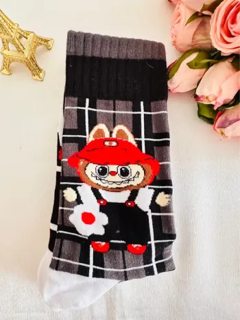 🧦Chaussettes fantaisie LABUBU à carreaux noirs – Design coréen original Olive Cake