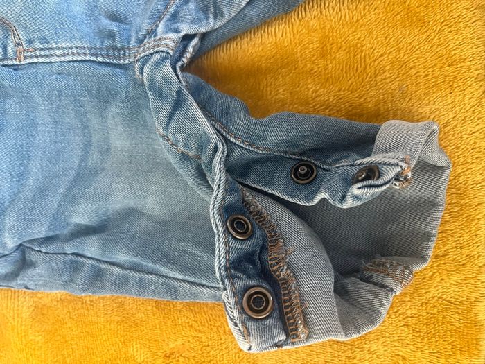 Ensemble salopette jeans tape à l’œil et t-shirt - photo numéro 3