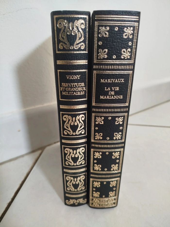 2 encyclopédies vintage noir et doré