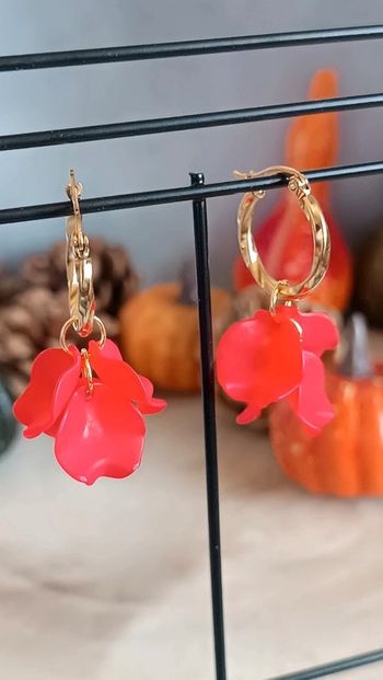 Jolies créoles à breloques pétales