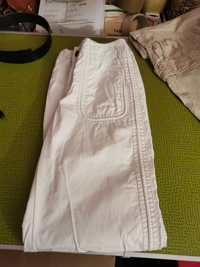 Pantalon avec 4 poches, bouton et fermeture, galon en bas jambes - photo numéro 4