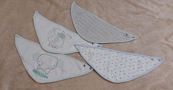 Lot 4 bavoirs bandana naissance