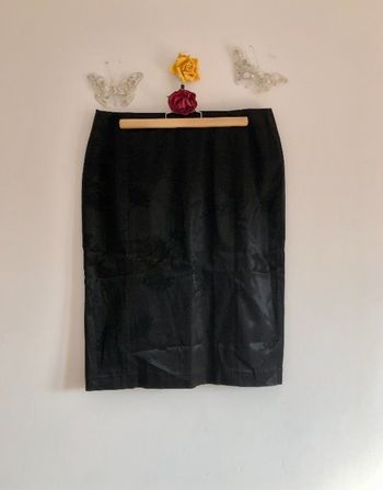 Caroll – Jupe en satin noir moiré