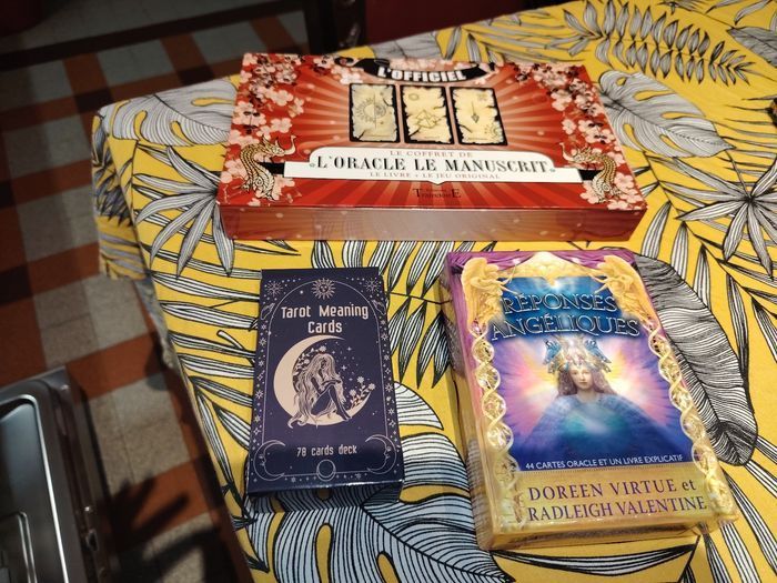 Lot 2 oracles 1 tarot