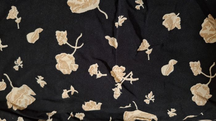 Jupe courte noire à fleurs, Taille 38, Jennyfer - photo numéro 3