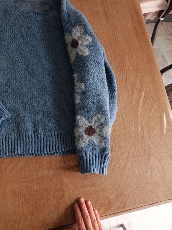 Pull bleu a fleurs - photo numéro 2