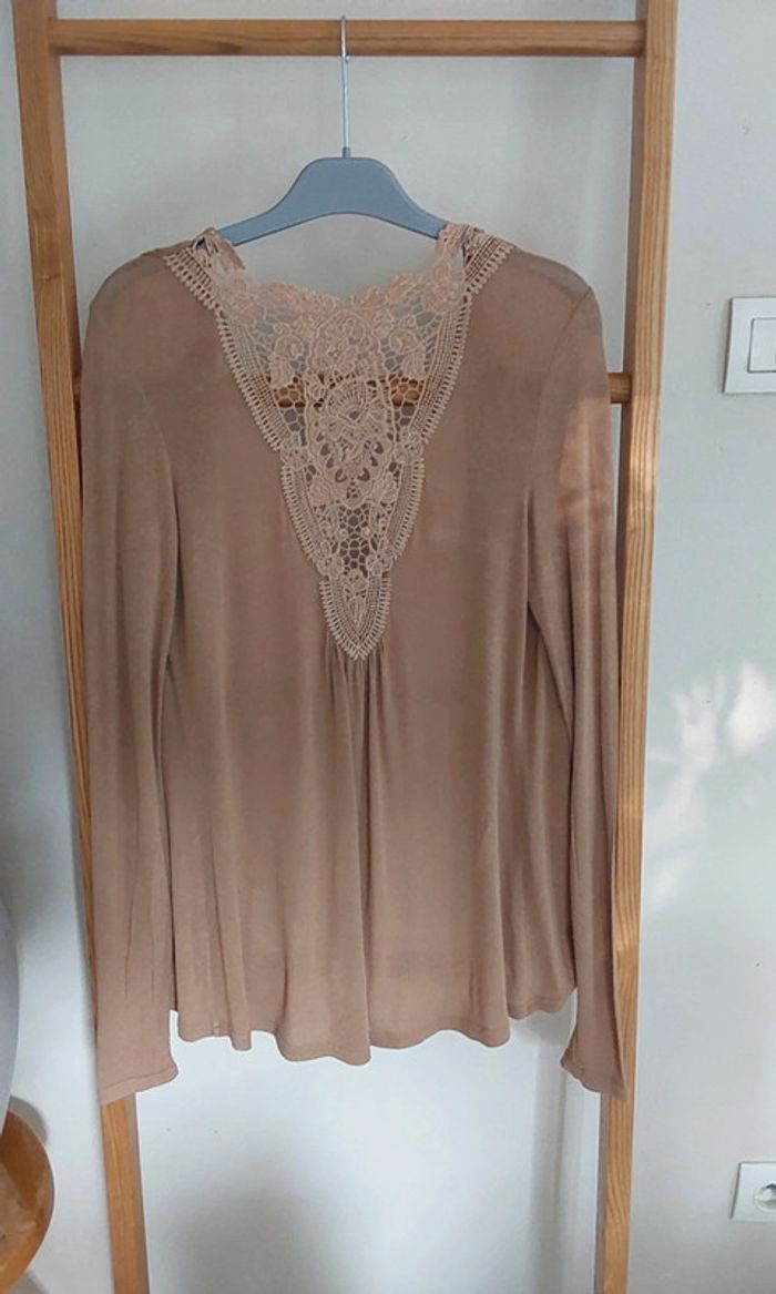 Gilet beige avec une jolie guipure de dentelle en coton dans le dos .
T 34 - photo numéro 10