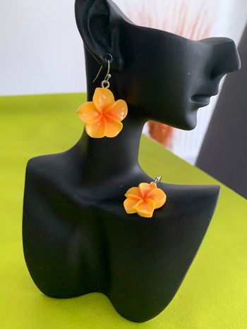 Boucles d’oreilles fleur d’hibiscus jaune en résine