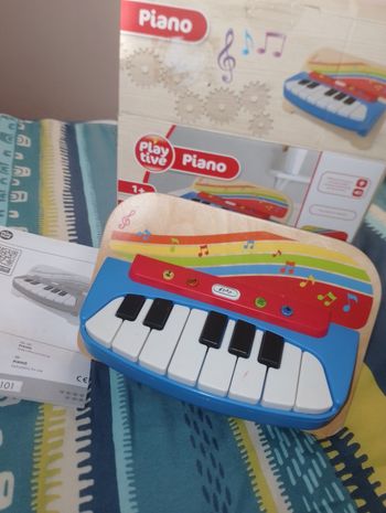 Piano en bois et plastique solide