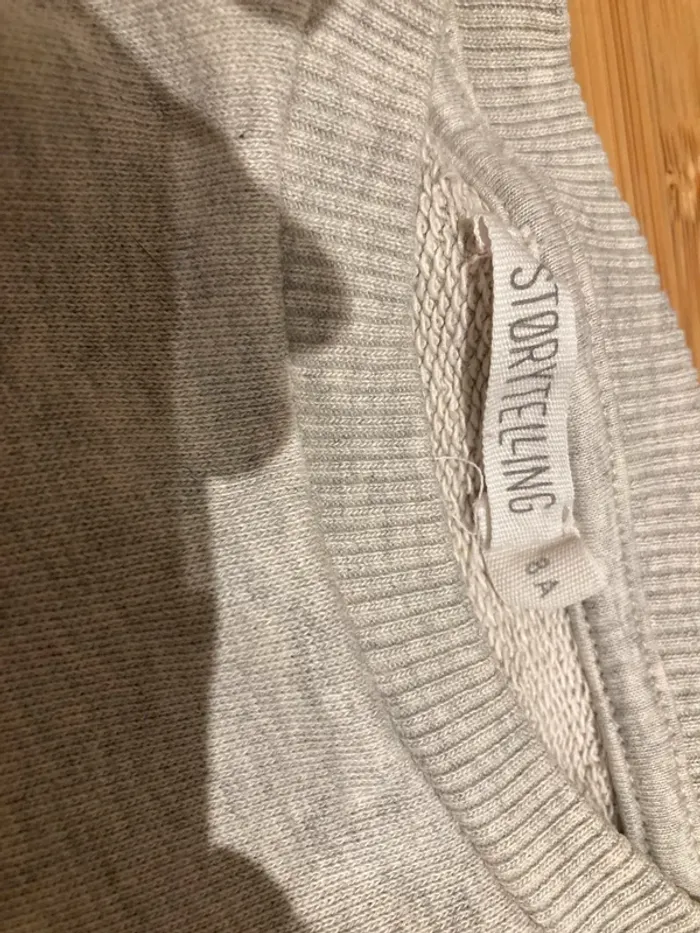 8 ans - Sweat gris et rouge écriture Pacifique parfait état - photo numéro 4