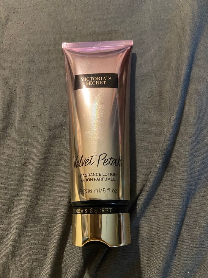 Crème Victoria ´s secret Velvet Petals neuve - photo numéro 4