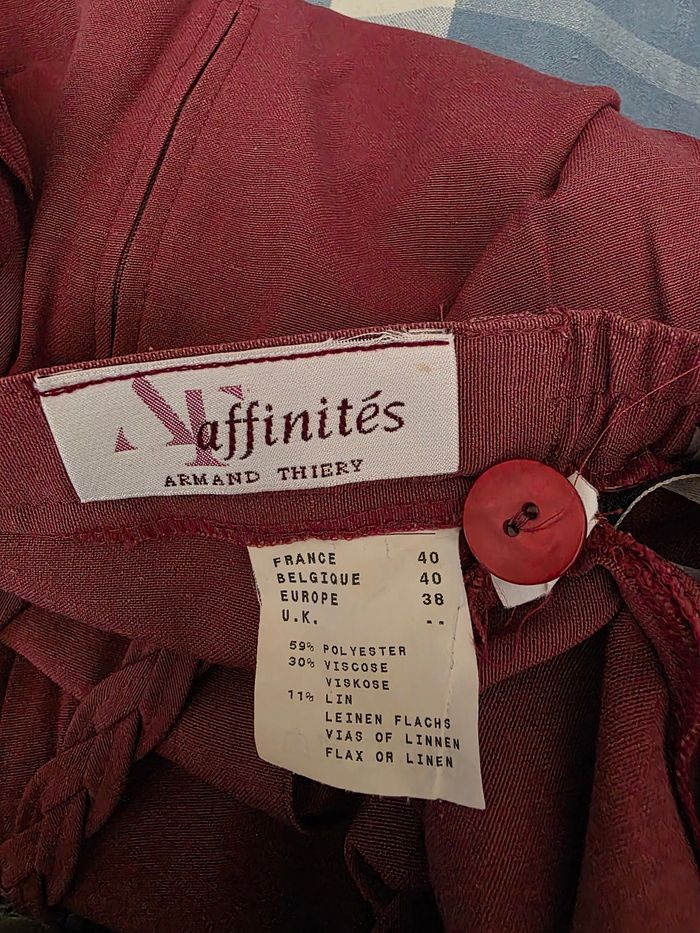 Jupe, rose/bordeaux, en excellent état, en polyester/viscose/lin, fermeture dos par zip& bouton, ceinture élastique + cordon décoratif, 2 poches avec déco, largeur de taille 35cm, longueur 72cm, marque Armand Thiery =8€ - photo numéro 7
