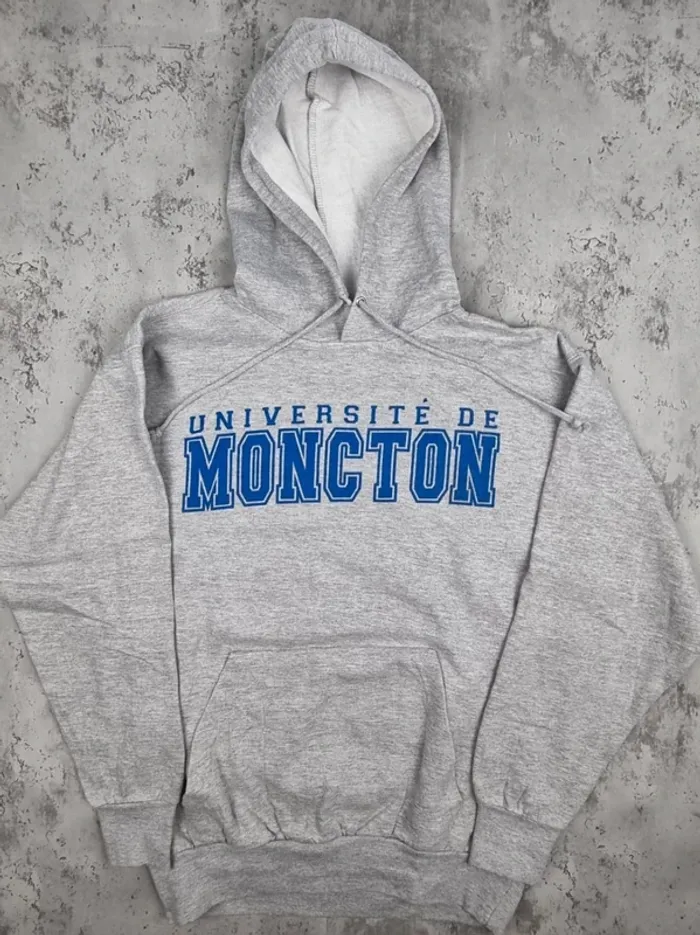 Pull capuche universitaire MV Sport – Université de Moncton – Gris – S Hommes (mesures en photos) - photo numéro 3