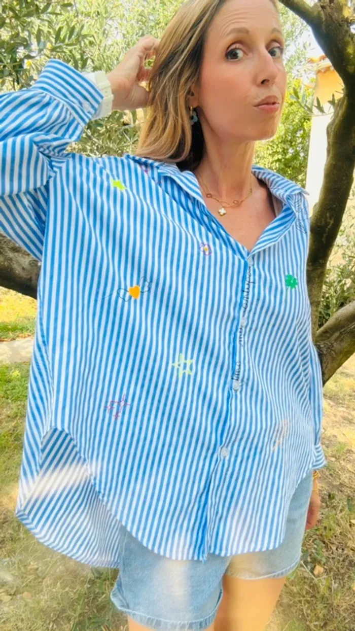 Chemise oversize bleue et blanche rayée avec broderies - photo numéro 12