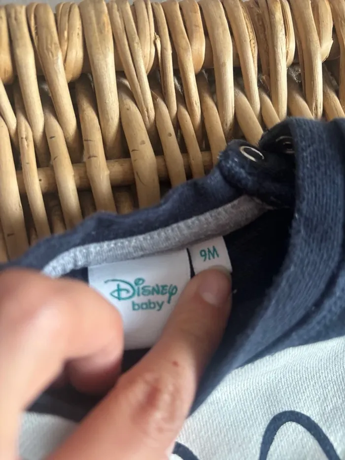 Pull Mickey 9mois en très bon état - photo numéro 2