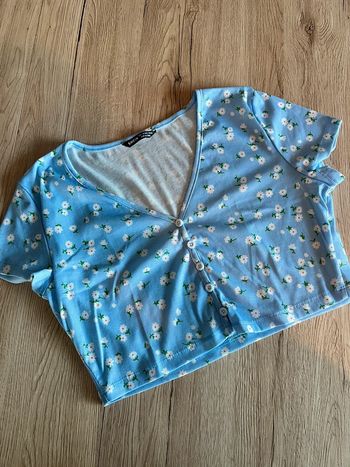 croptop bleu ciel à fleurs taille M