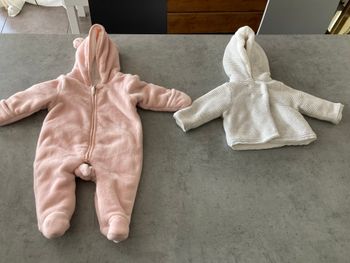 1 combinaison hivert + pull avec capuche Orchestra 3 mois très bon état + 1 bonnet Sergent major