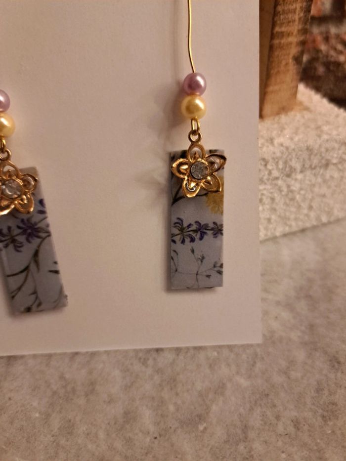 Boucles d'oreilles pendante en résine florale - photo numéro 6