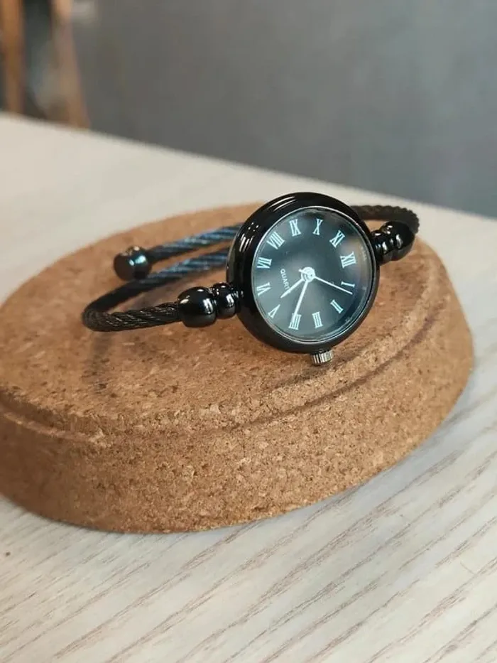 Montre bracelet noire intégrale, fine, vintage