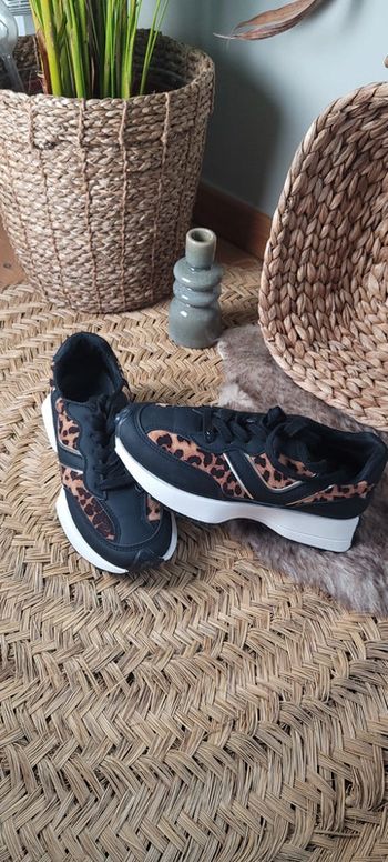 Jolie paire de baskets noir et léopard Taille 38