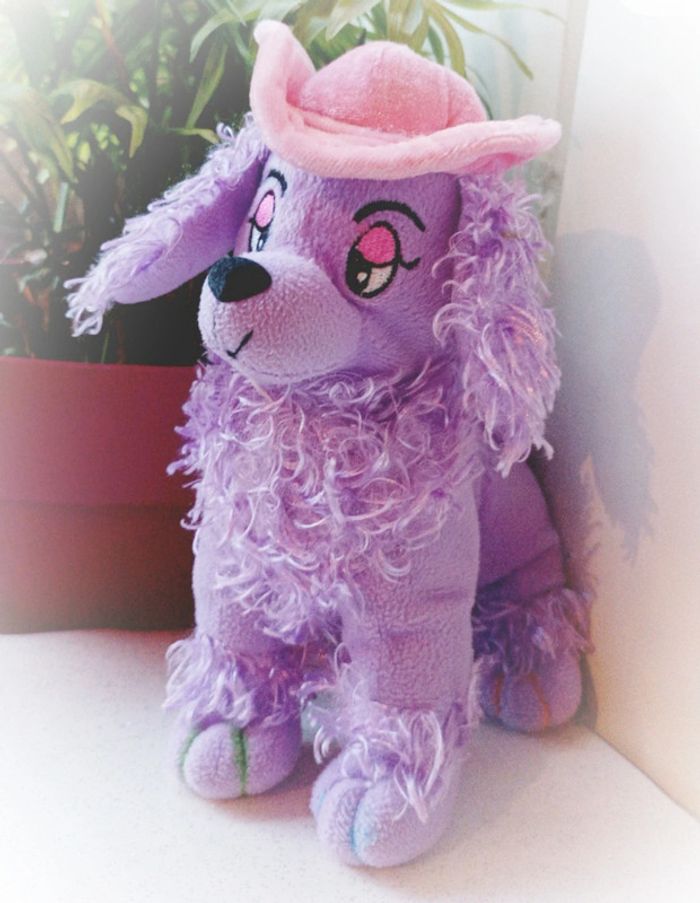 Peluche plush caniche violet purple chien dog chapeau rose pink cap cowboy western forest