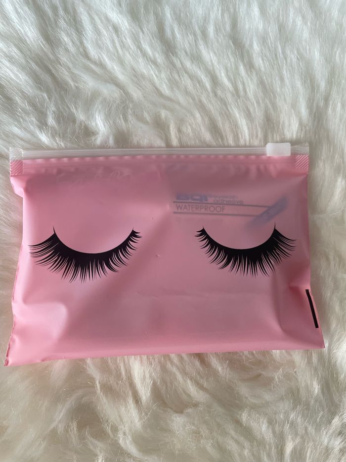 Pochette avec accessoires faux cils rose