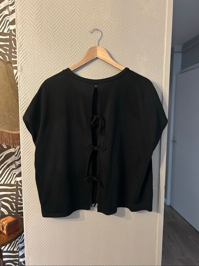 Tee-shirt légèrement ouvert dans le dos - photo numéro 3