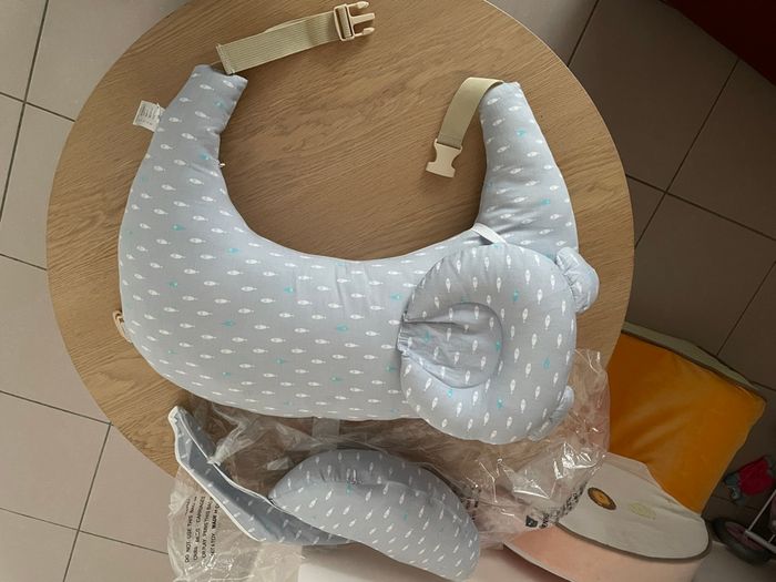 Coussin d’allaitement avec accessoires pour bébé - photo numéro 2