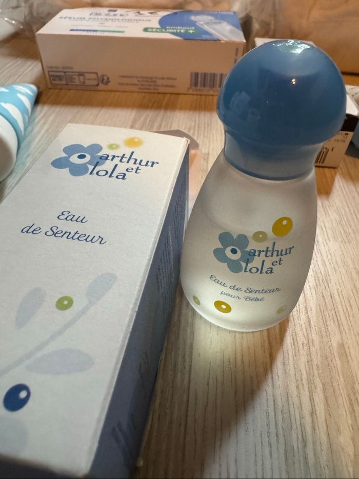 Lot de 8 produits neufs bébé : 4 crèmes de change + eau de senteur + sérum physiologique + 2 sachets coton pad - photo numéro 6