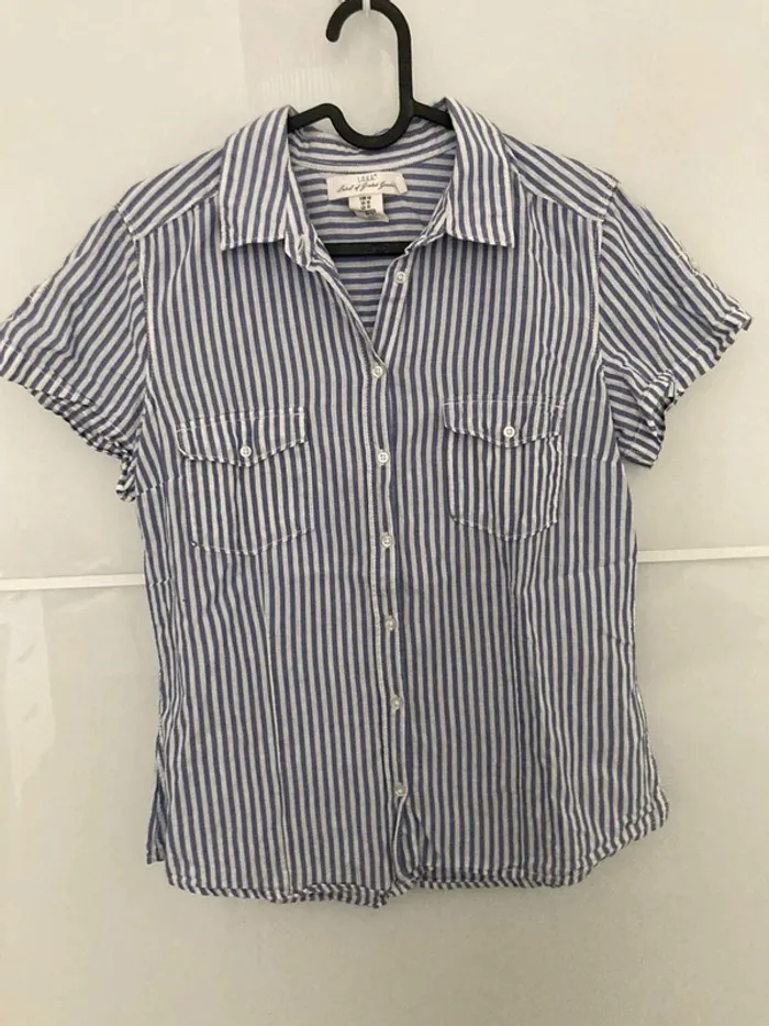 Chemise à rayures blanche et bleue