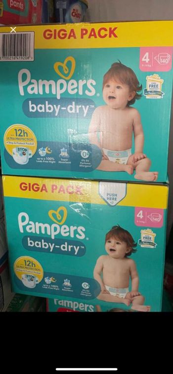 Deux Giga pack de couches taille 4