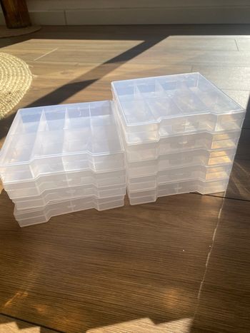 9 boites de rangement 