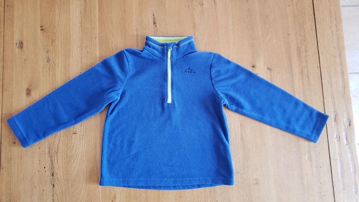 Lot 4 ans : 1 sweat polaire + 1 pantalon + 2 pulls + 1 chemise et 1 tee-shirt - photo numéro 3