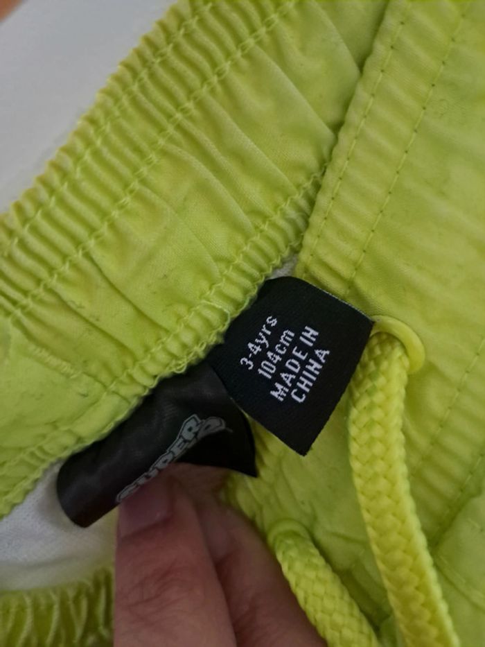 Short Mario 4 ans jaune fluo très bon état - photo numéro 3