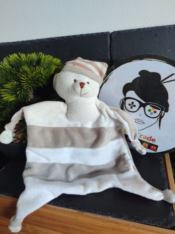 Doudou ours blanc gris et marron rayé Crédit Mutuel Bonnet Rayure