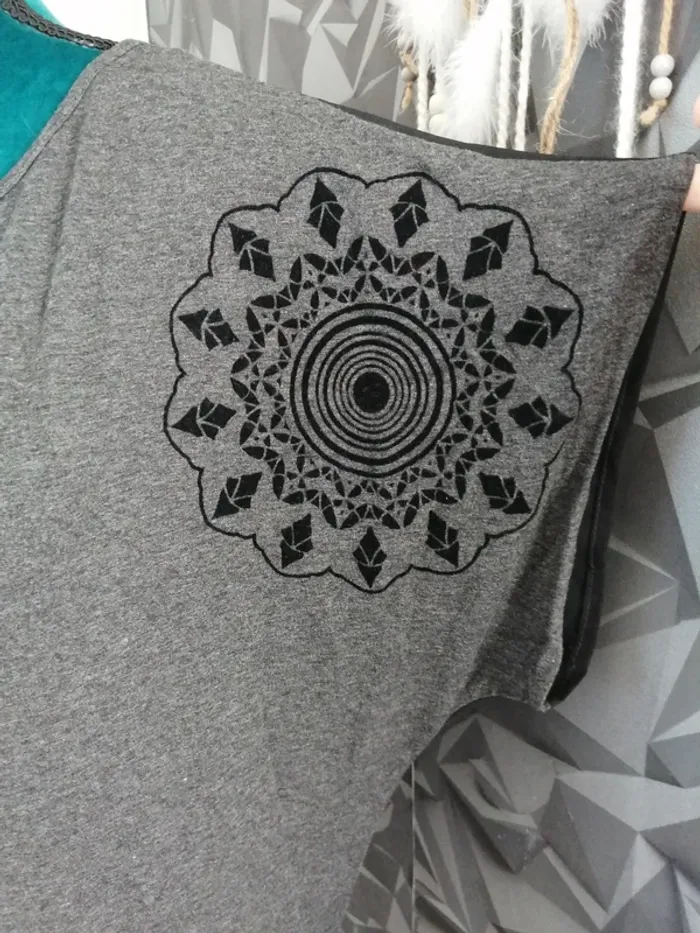 Tee-shirt gris et noir bi matière avec mandala velours manches chauve-souris / desigual / (38) - photo numéro 2