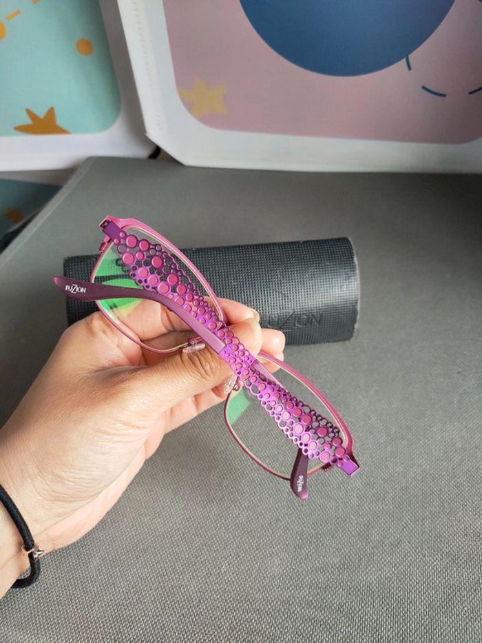 Une paire de lunettes de vue en violet - photo numéro 2