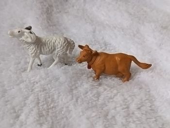 Lot de 2 Figurines Animaux de la Ferme - Vache et Bélier