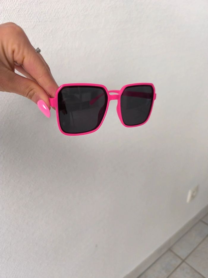 Lunette de soleil, saison été , fuschia , neuve , idée cadeau