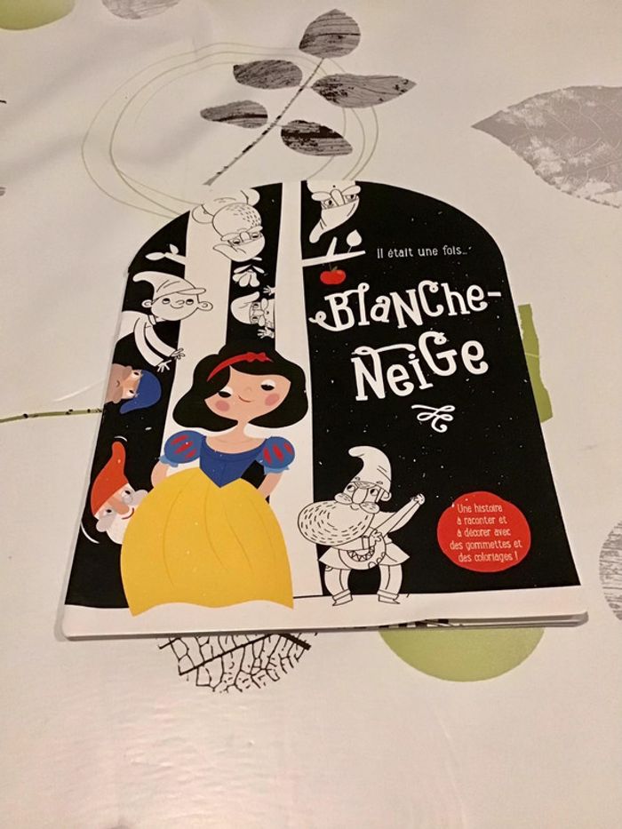 Livre histoire à raconter et décorer avec stickers gommettes Blanche neige