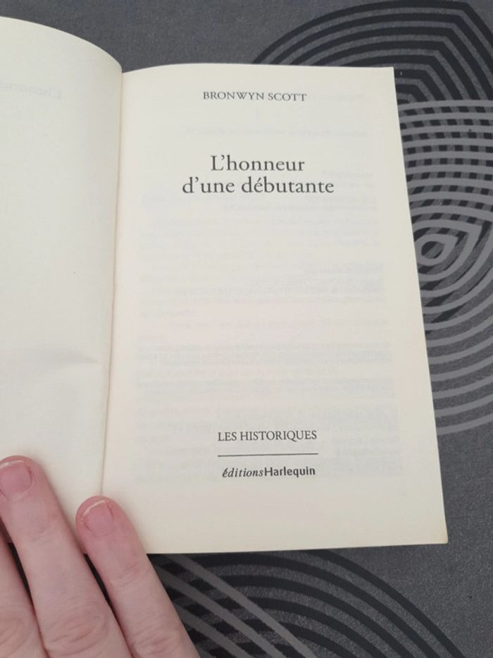L'honneur d'une débutante - photo numéro 2