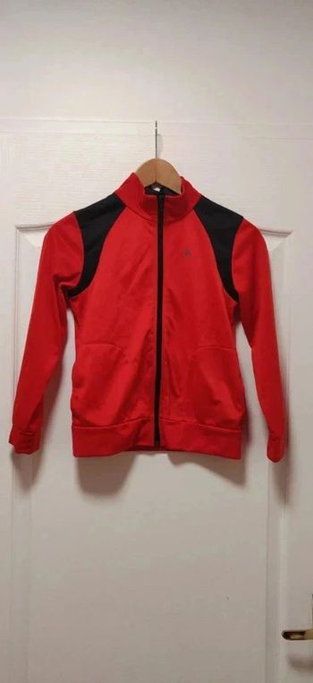 Sweat gilet zippé rouge et noir zippé Domyos 10 ans