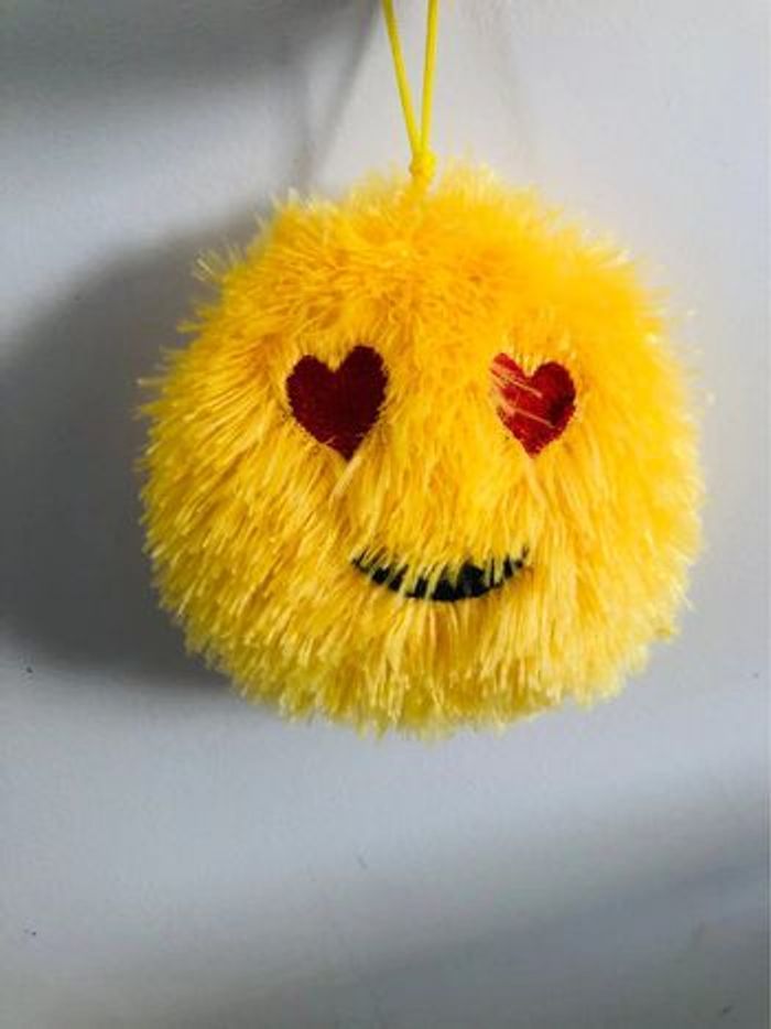 Peluche boule smiley yeux cœurs - photo numéro 5