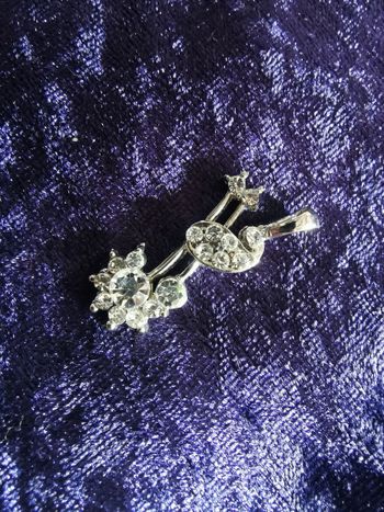 Pendentif note argentée à strass