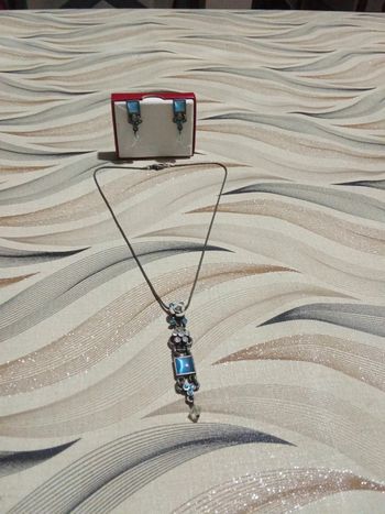 Ensemble collier boucles d'oreilles pierres bleues et motif fleurs