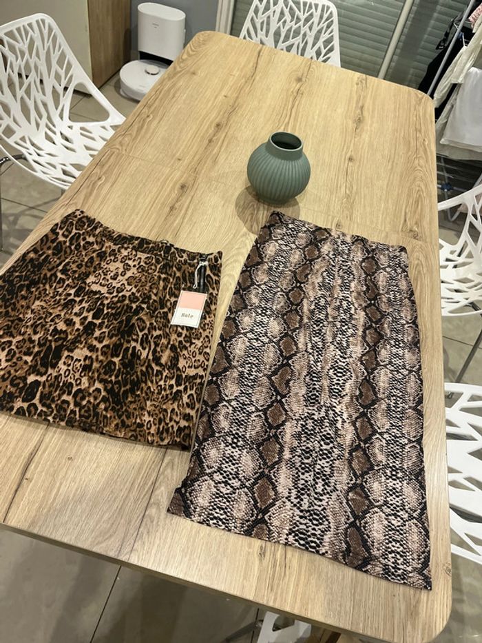 Lot 2 jupes sexy taille m neuve jamais portée.