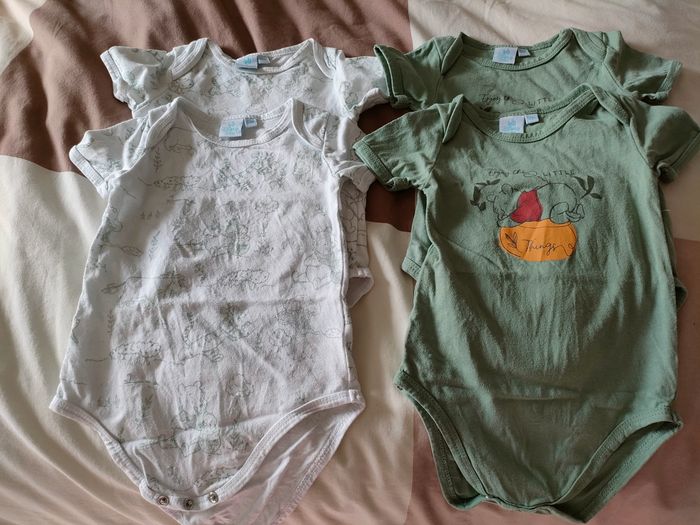 4 bodies manches courtes Winnie l'ourson