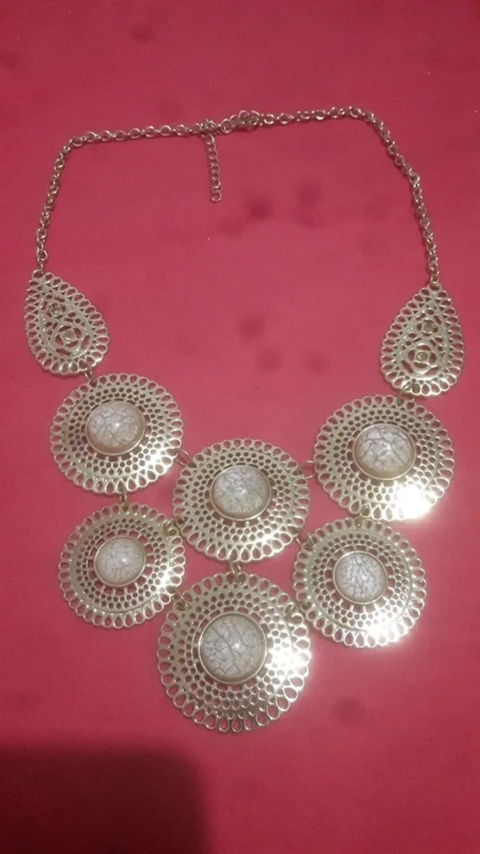 Très beau collier doré et rose les bijoux de Brigitte neuf jamais porté