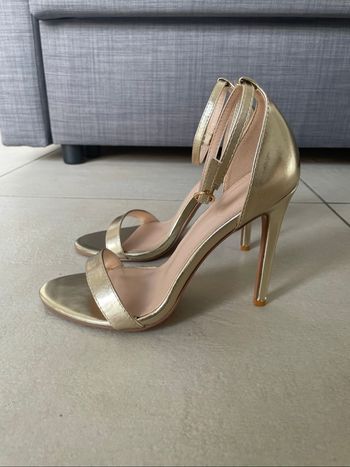 Sandales à talons dorées élégantes